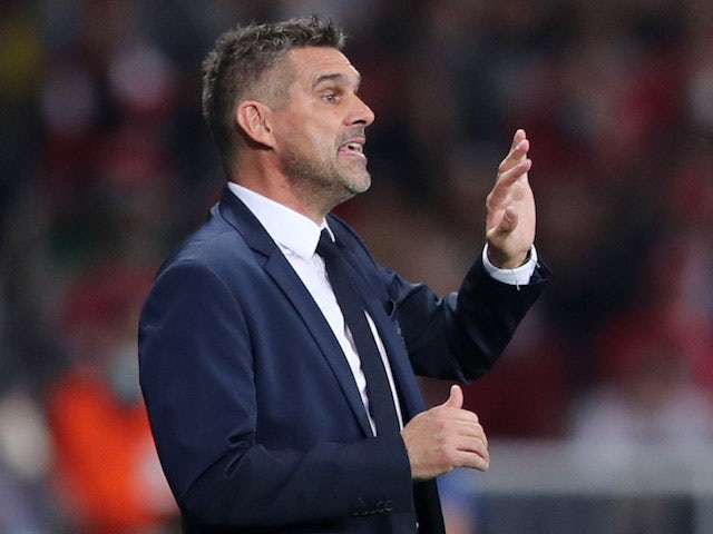 Lille coach Jocelyn Gourvennec gives instructions to his players on September 14, 2021