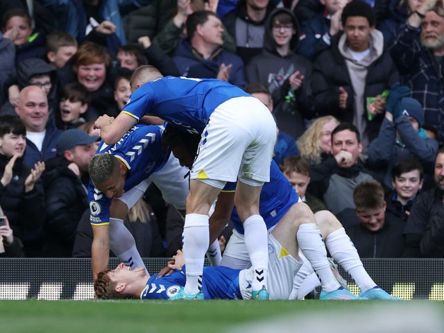 Everton's Anthony Gordon celebrates scoring their first goal with teammates on April 8, 2022