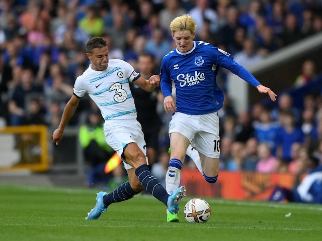 Everton's Anthony Gordon in action with Chelsea's Cesar Azpilicueta on August 6, 2022