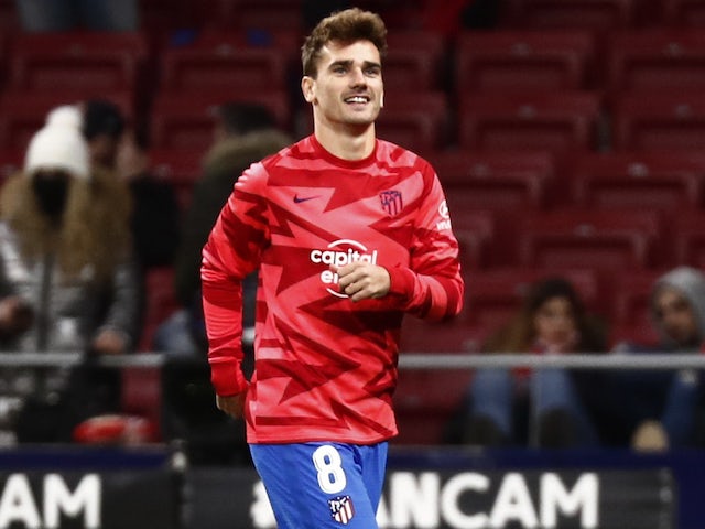 Antoine Griezmann warms up for Atletico Madrid on December 4, 2021