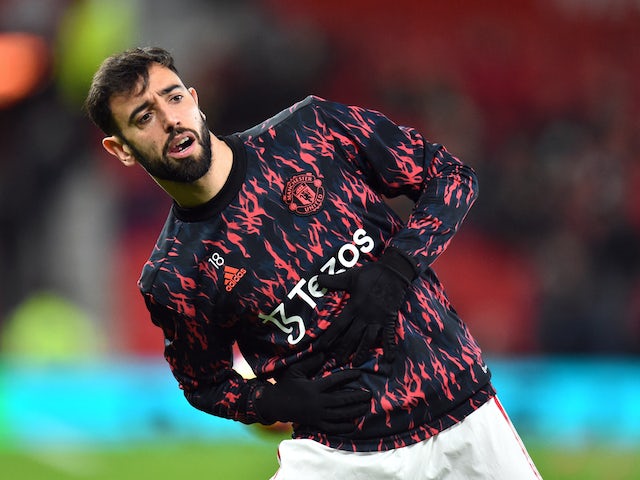 Bruno Fernandes warms up for Manchester United on February 16, 2022