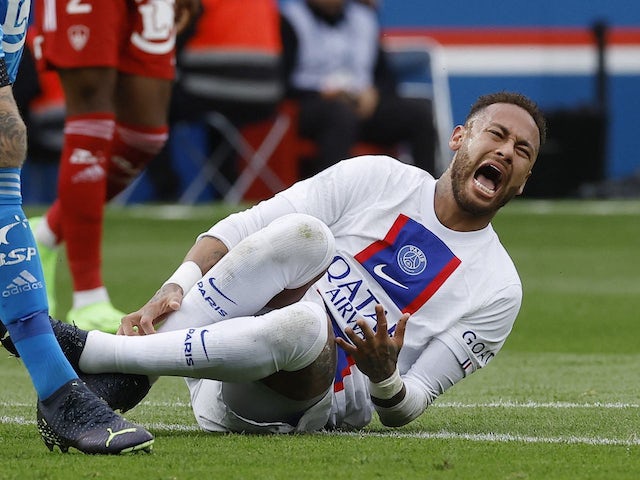 PSG's Neymar goes down injured on September 10, 2022