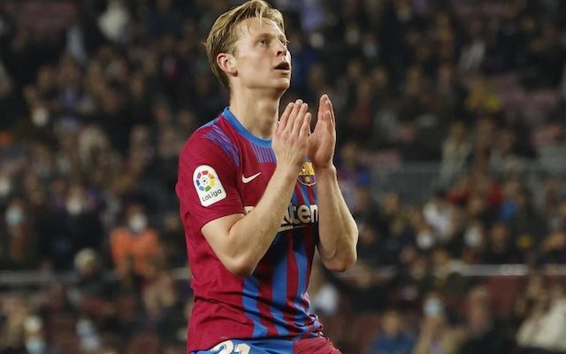 Manchester United ‘still keeping tabs on Frenkie de Jong situation’