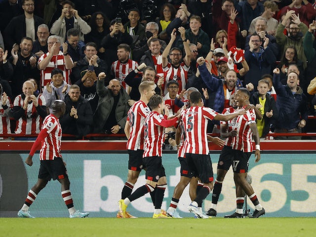 Brentford players celebrate Ivan Toney's goal against Brighton & Hove Albion on October 14, 2022