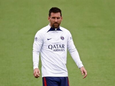 Paris Saint-Germain’s Lionel Messi ‘ignoring phone calls from Barcelona’