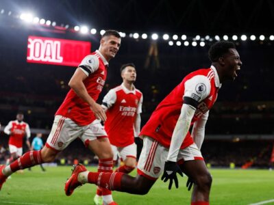 Arsenal beat West Ham United to go seven points clear